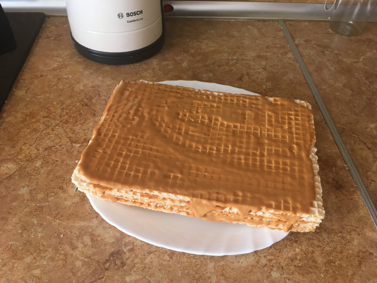 Вафельные коржи со сгущенкой