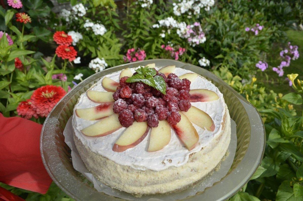 Торт с творожным кремом и ягодами