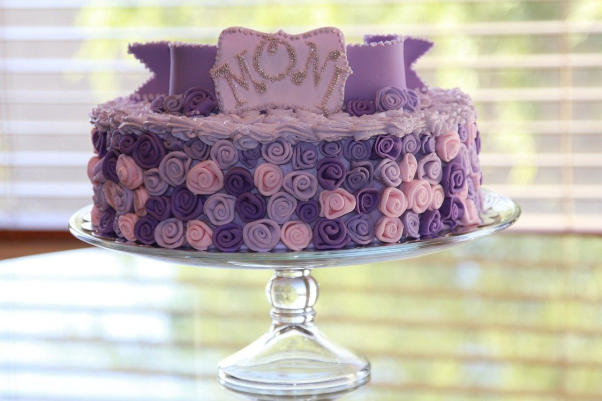 Торт с надписью Happy Birthday