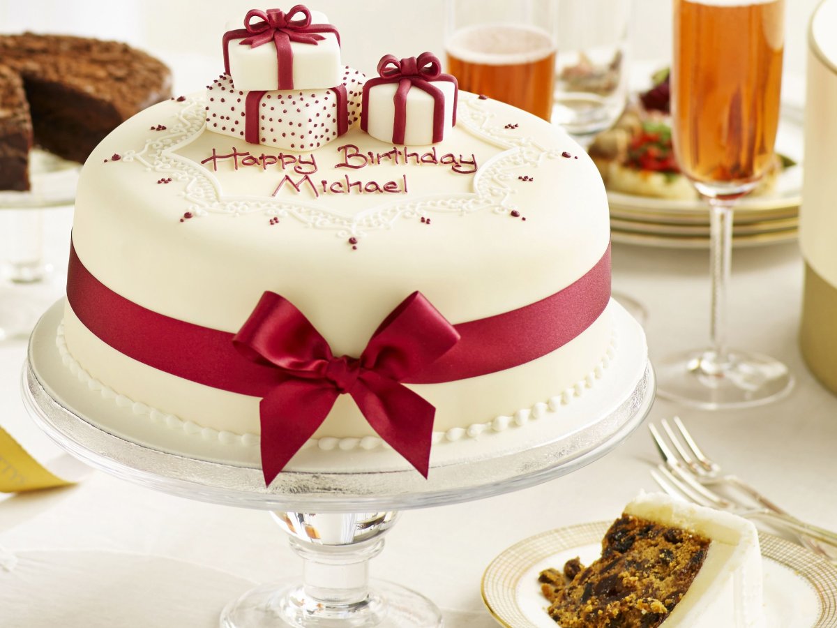Торт с надписью Happy Birthday