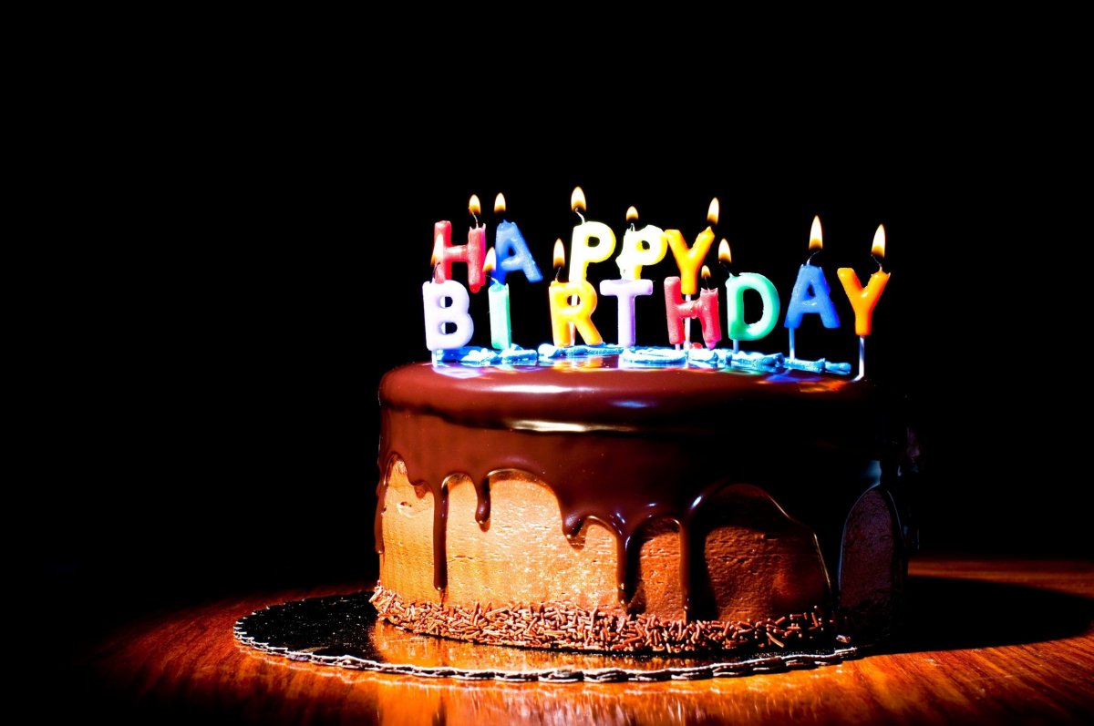 Надпись на торте Happy Birthday шоколадом
