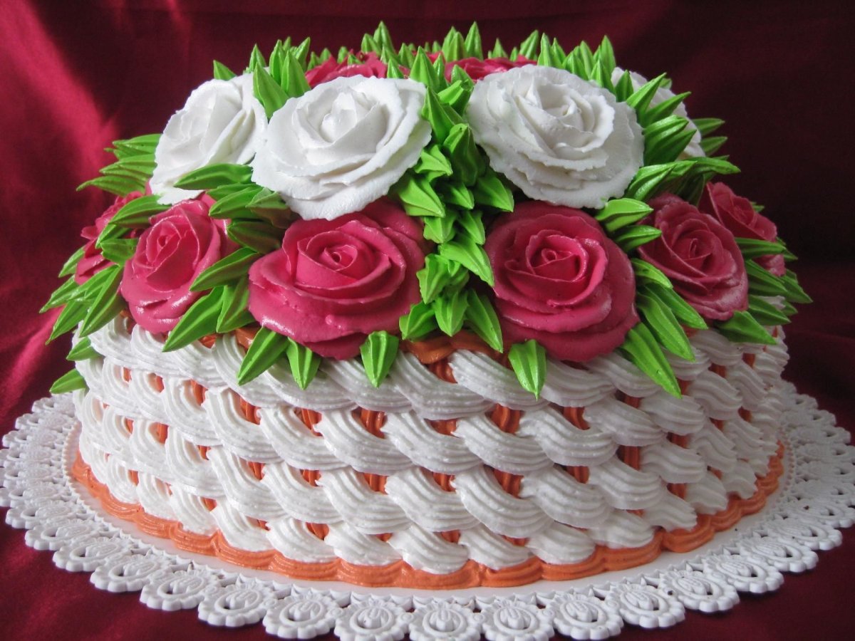 Торт с розами из белкового крема
