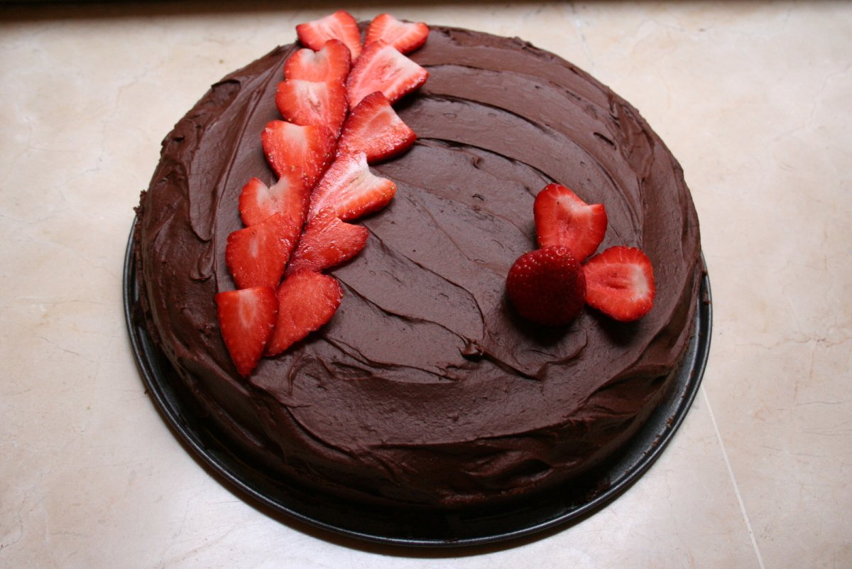 Оформление торта клубникой и шоколадом