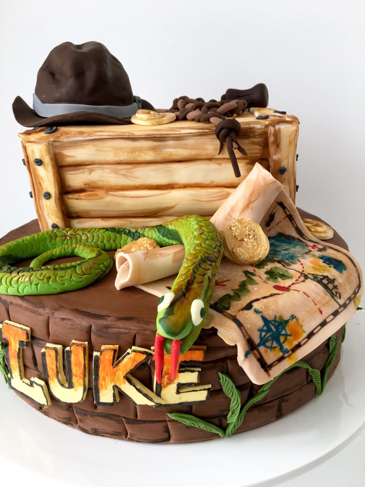 Торт в форме бутылки пива