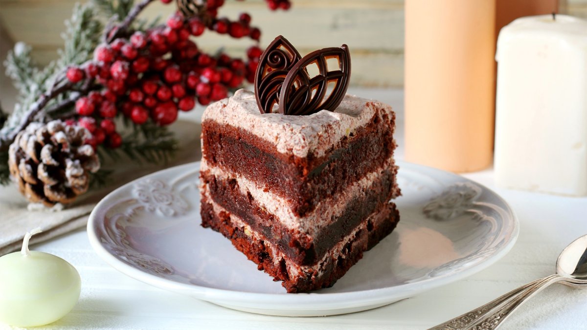 Шоколадный торт с клубникой