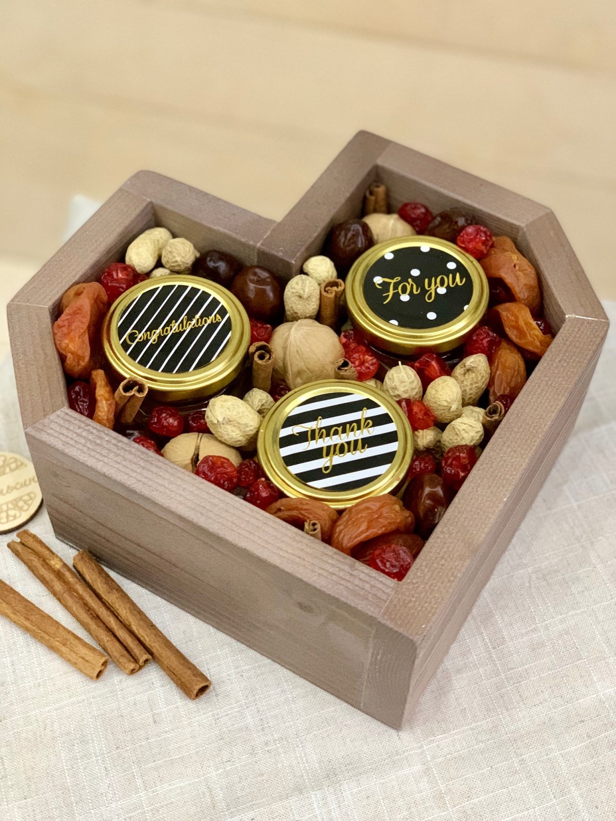 Подарочная коробка с орехами
