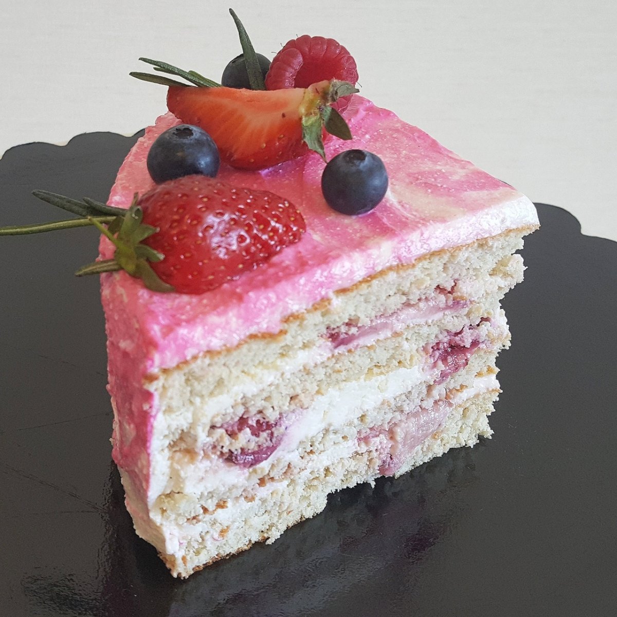Торт с посыпкой и ягодами