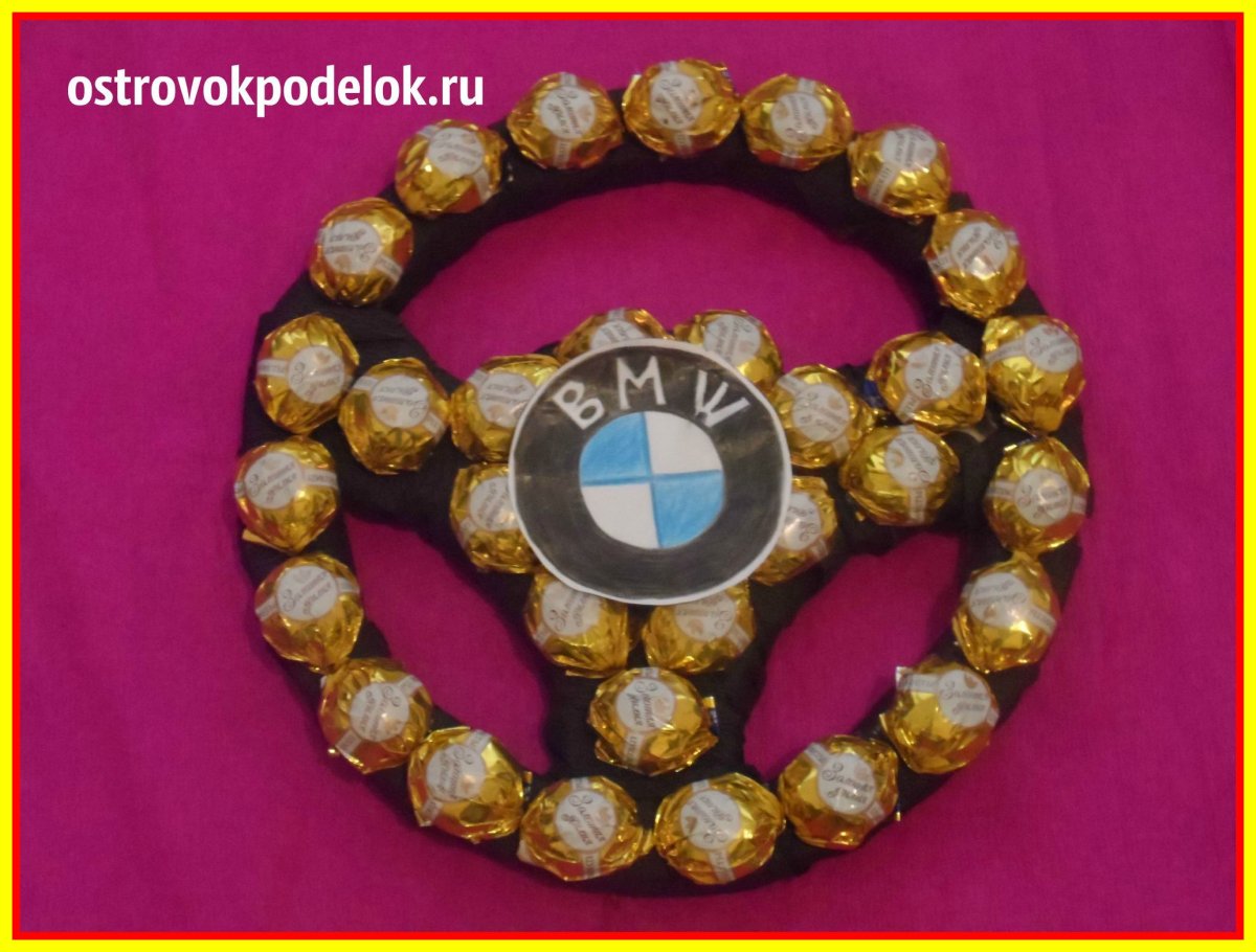 Торт с рулем из конфет