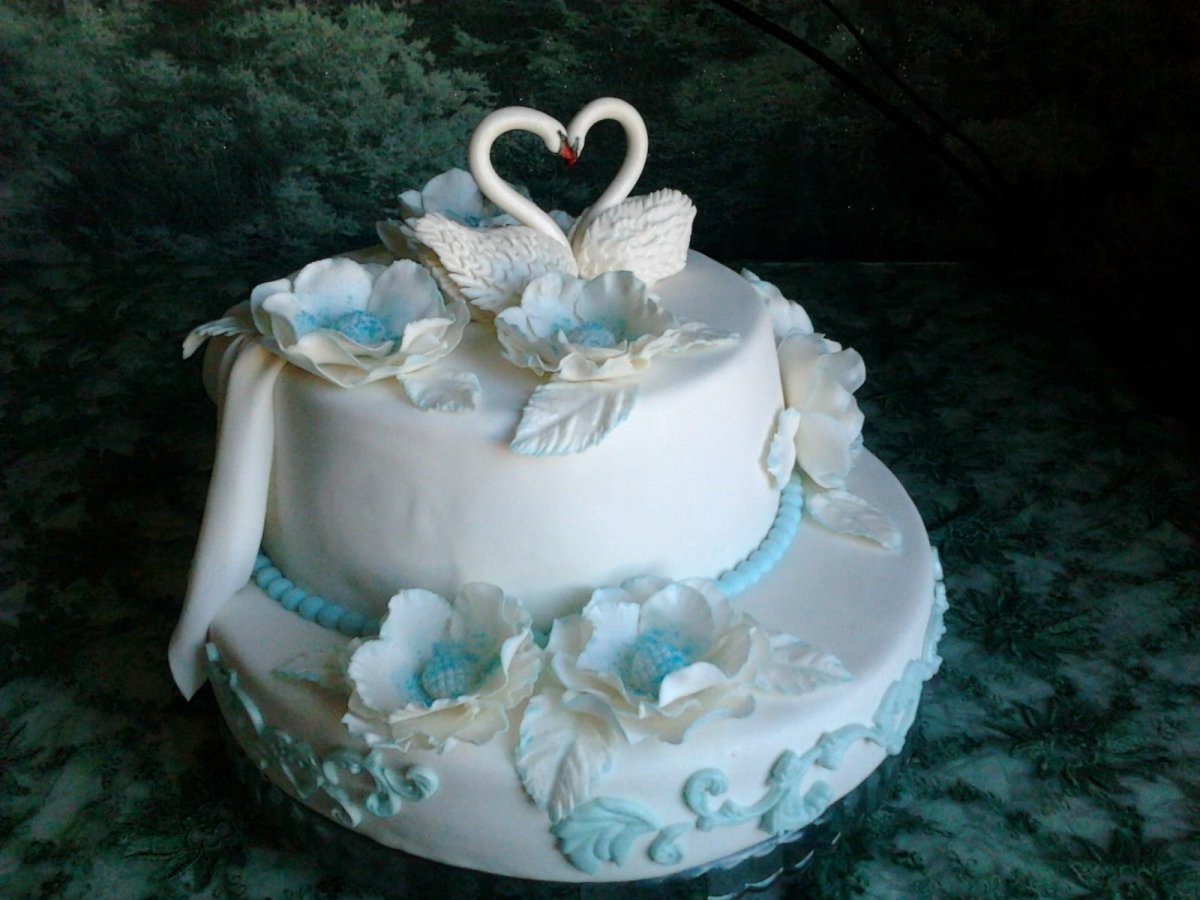 Торт с лебедями на свадьбу