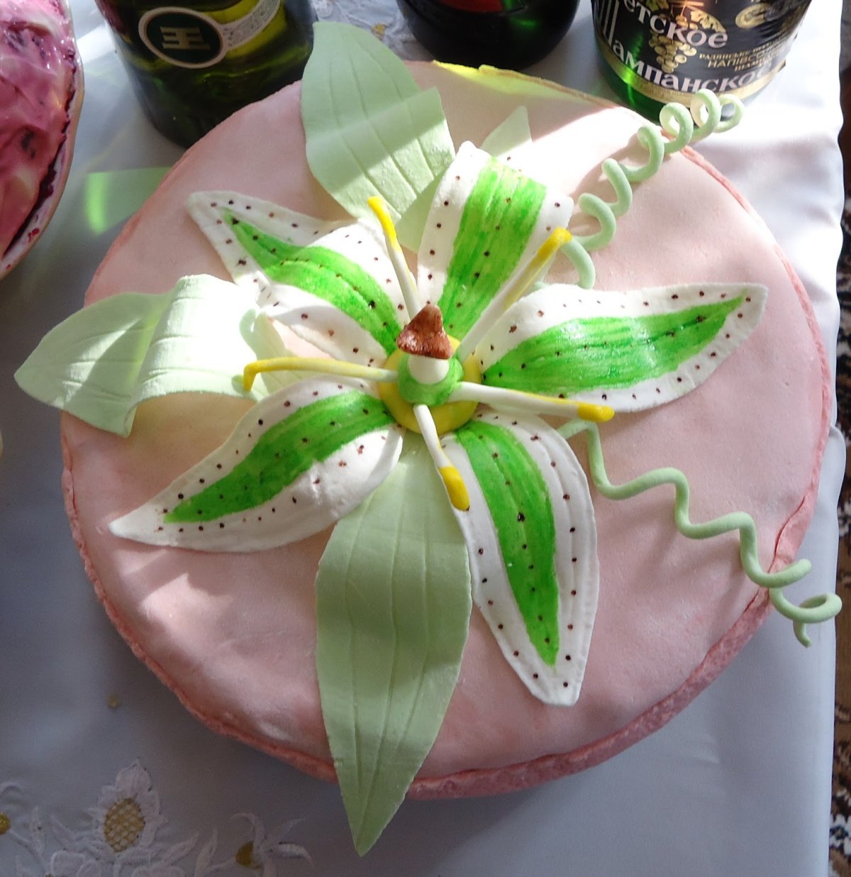 Торт с лилиями из мастики