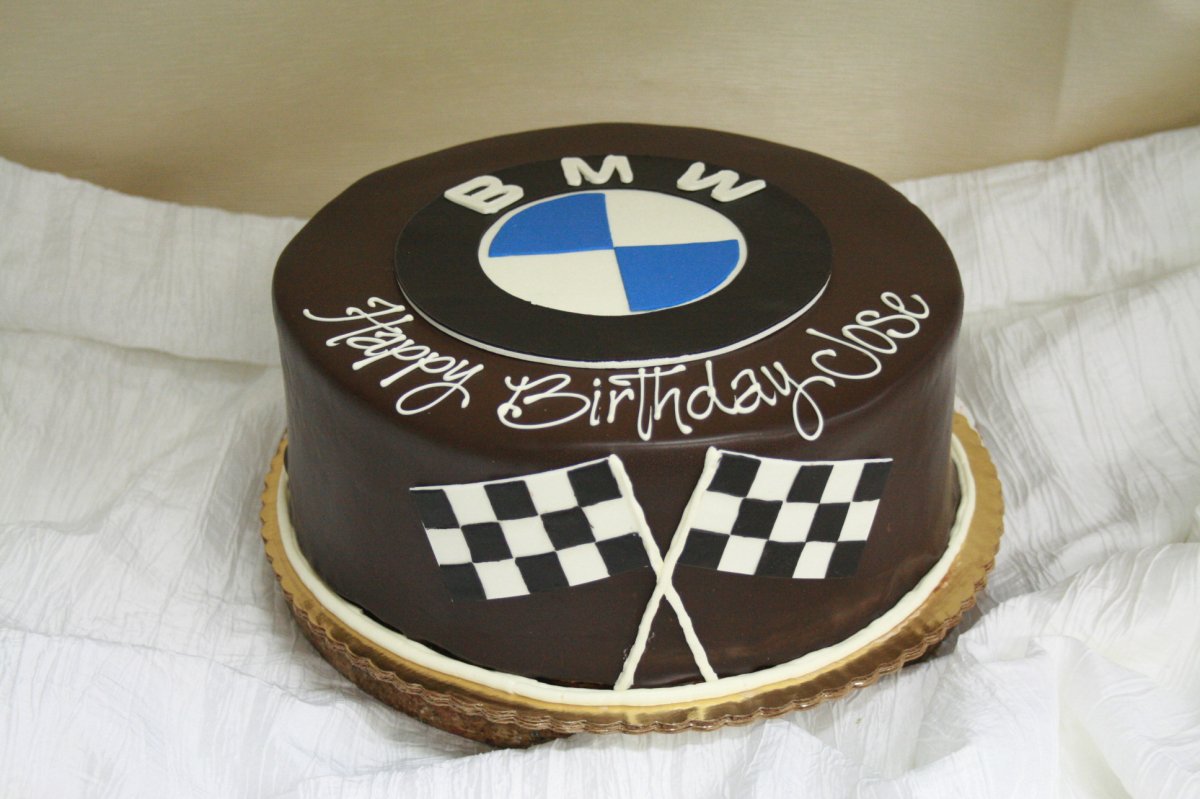 Торт с логотипом BMW