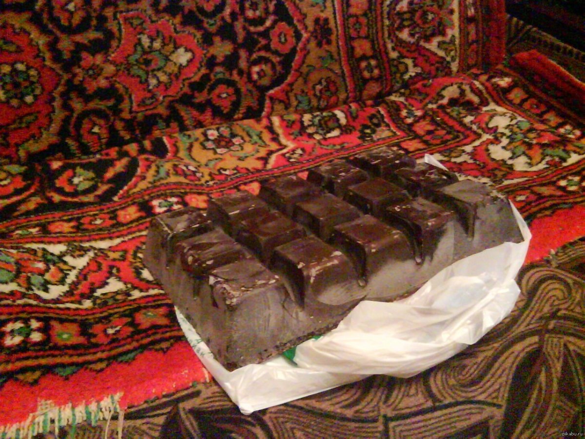Конфеты на белом столе
