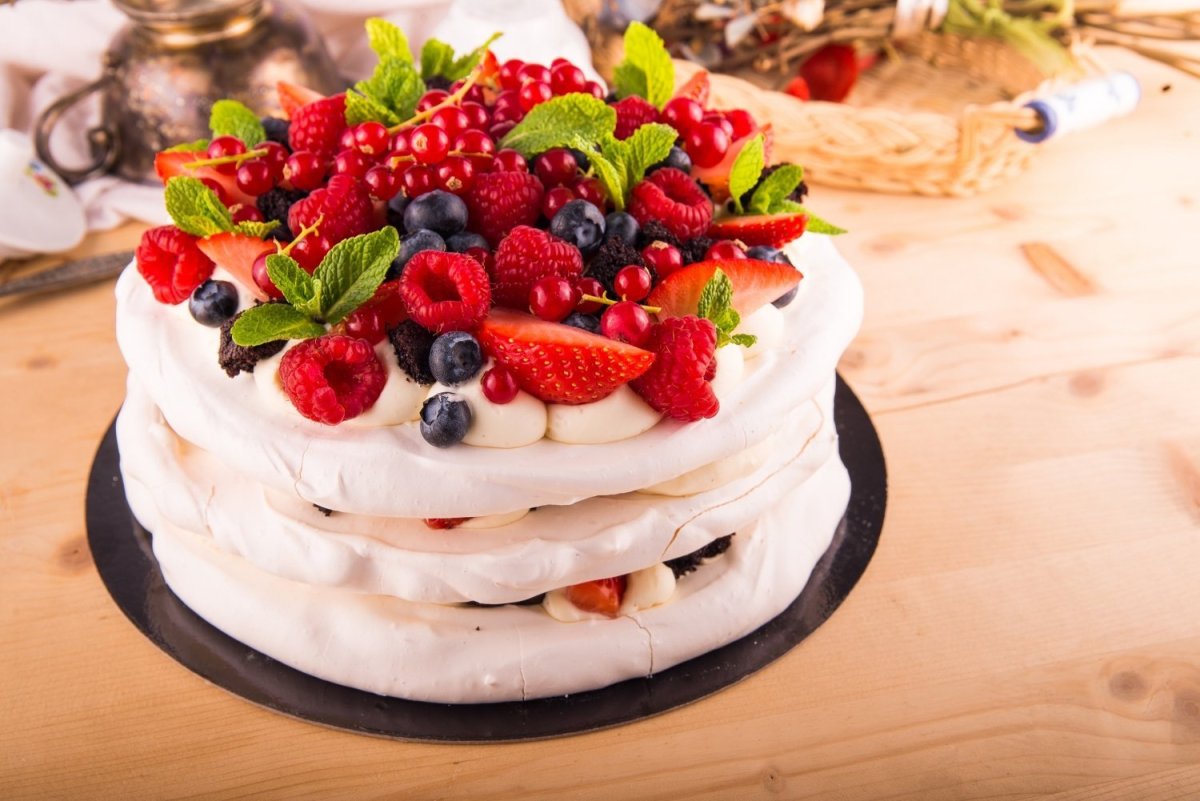 Pavlova Cake