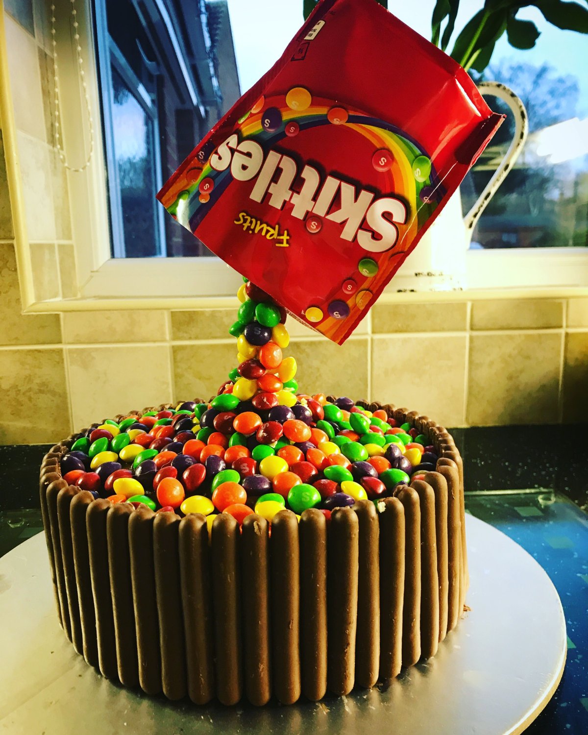 Украсить торт конфетами skittles