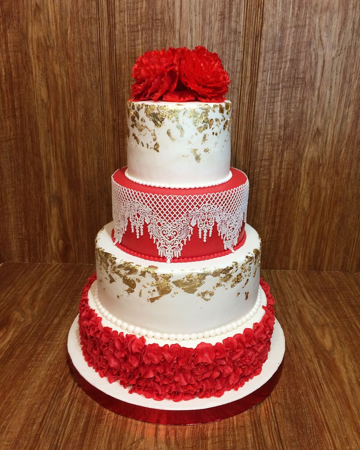 Белый торт с красными цветами