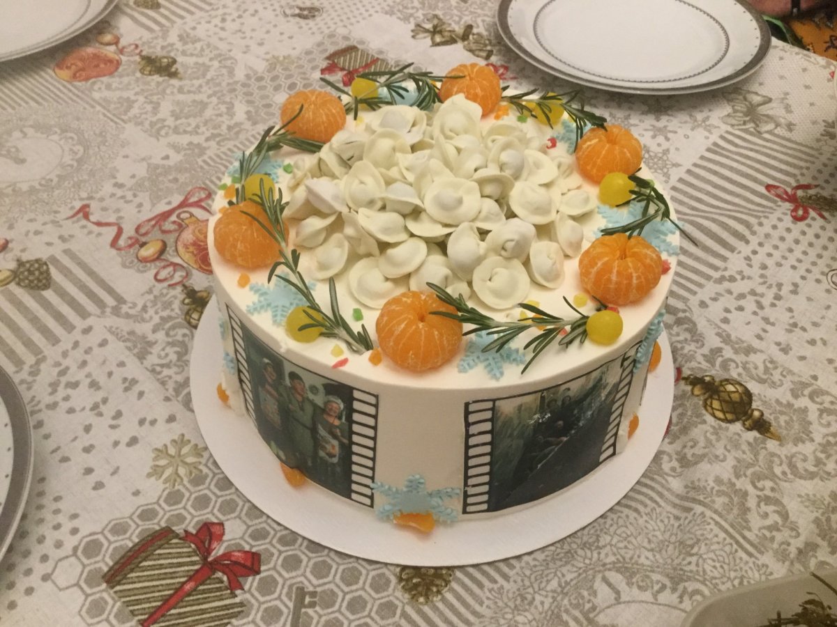 Украсить торт пельмешками