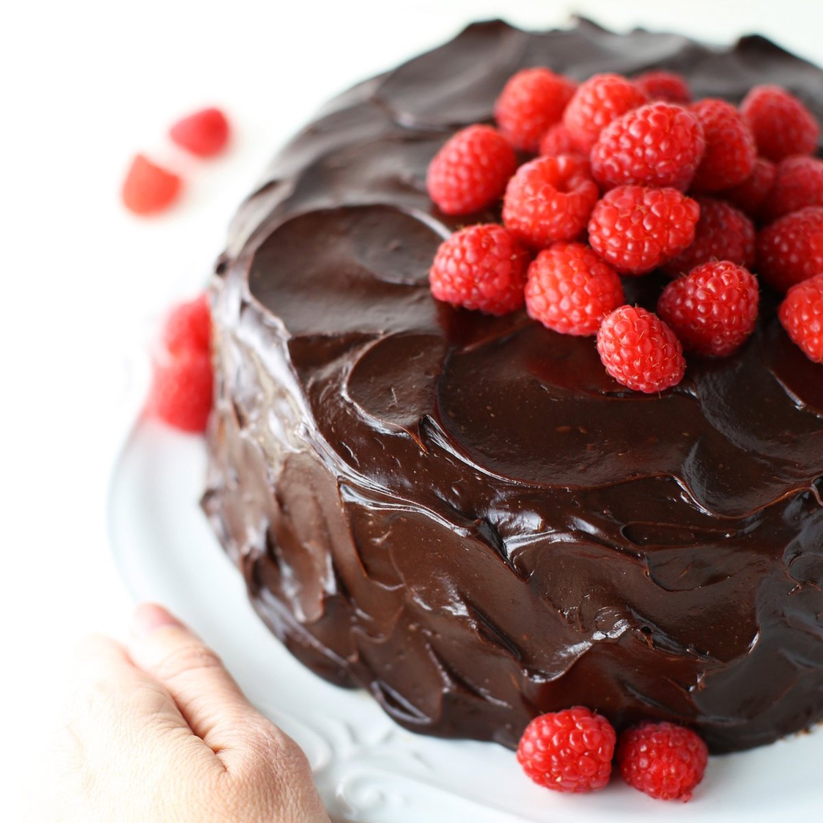Украшение торта малиной и шоколадом