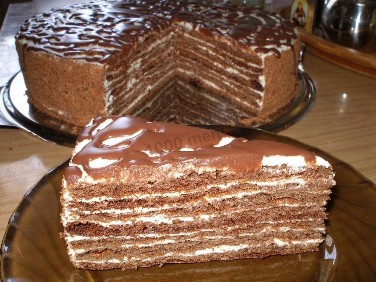 Шоколадный медовик с клубникой