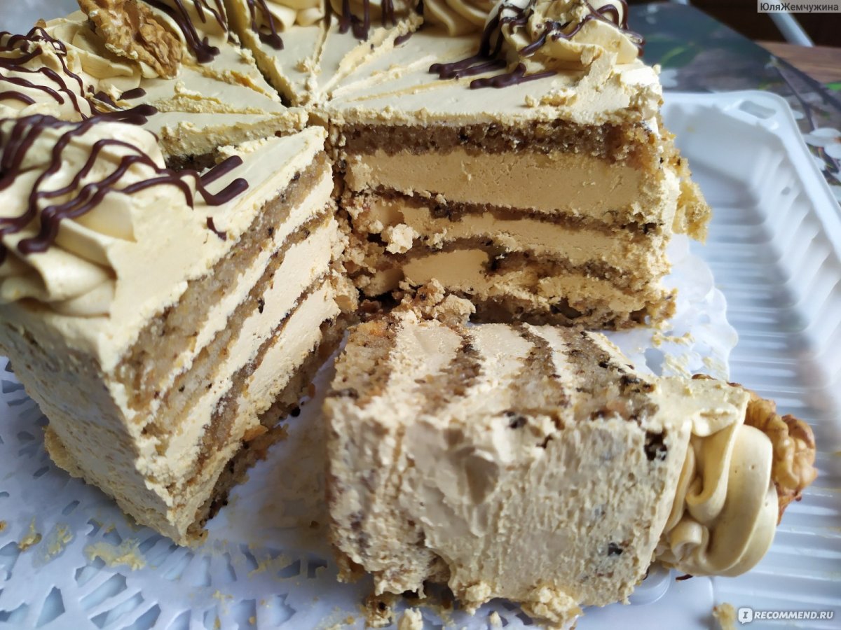 Шоколадный торт с безе и орехами