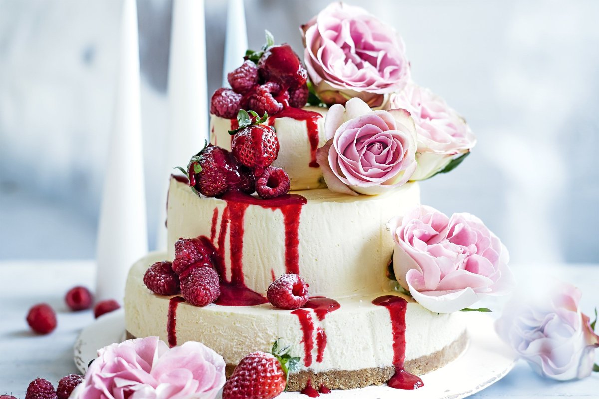 Красивый двухъярусный торт на день рождения