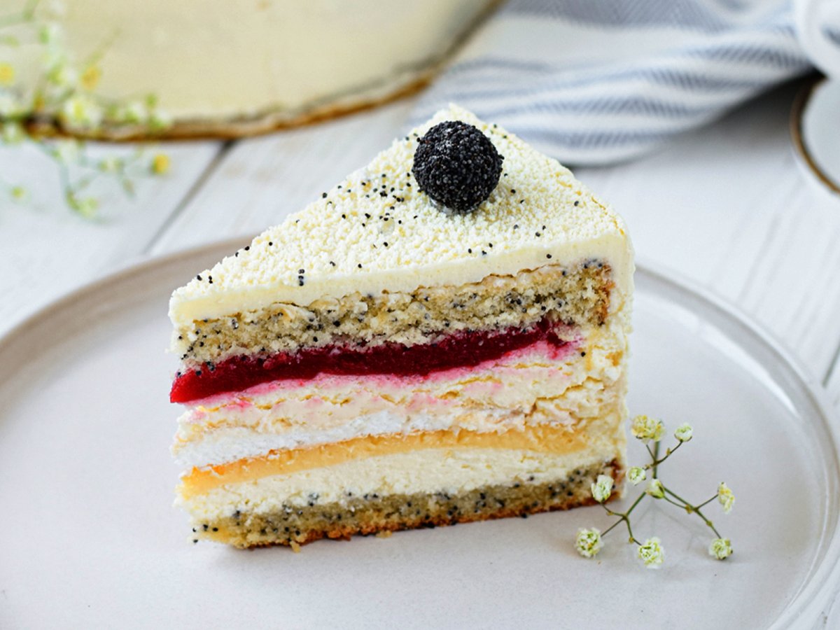 Клубнично маковый торт с безе
