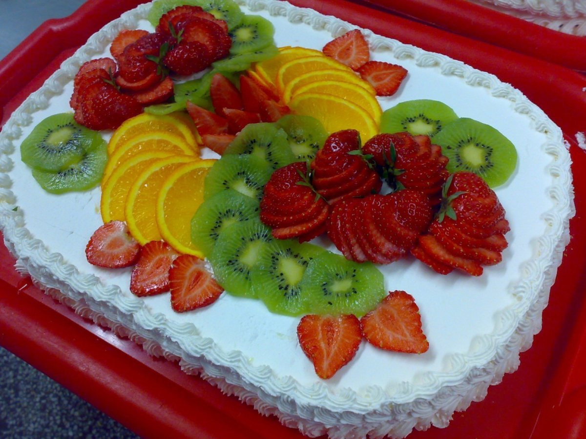 Украсити торт фруктами