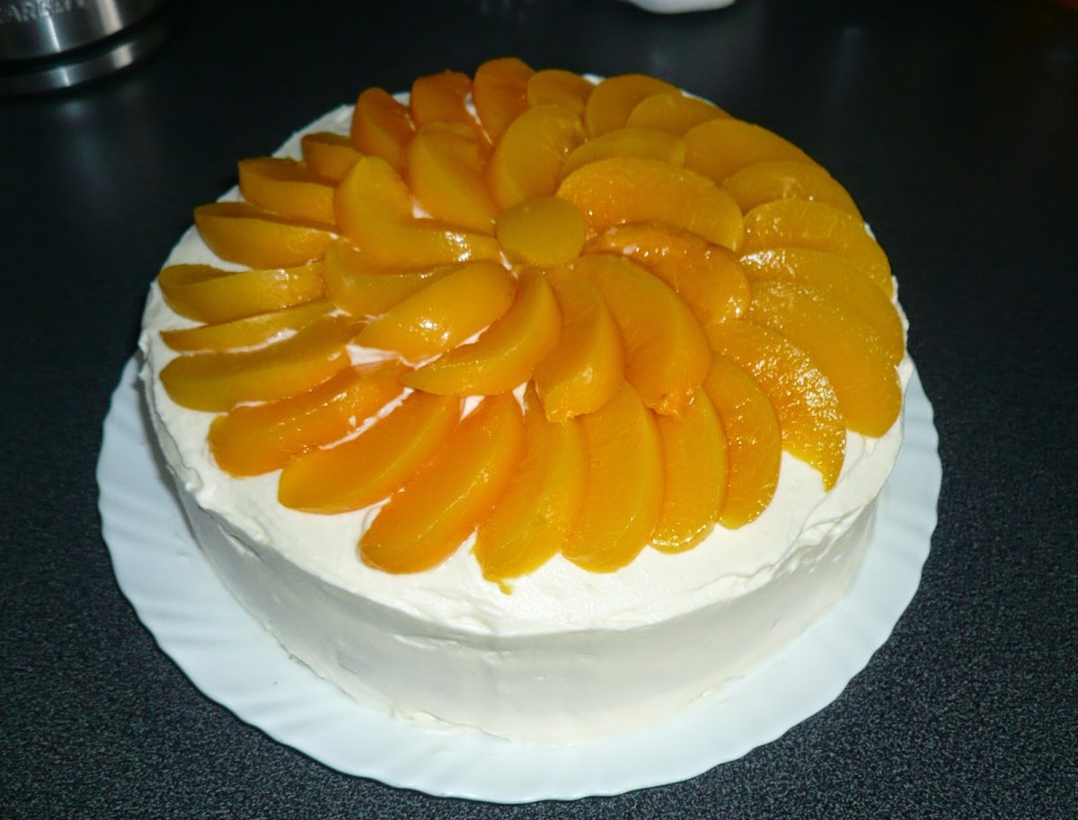 Торт украшенный персиками