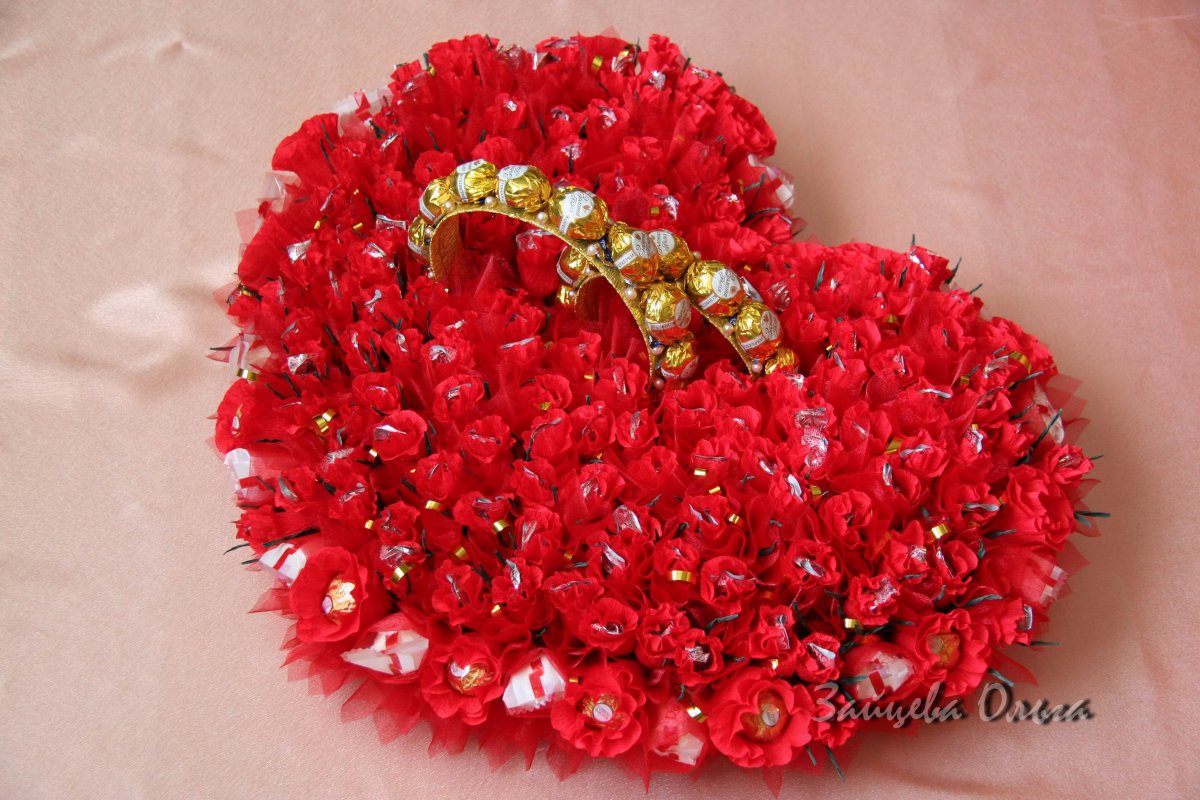 Сердце из конфет и гофрированной бумаги своими