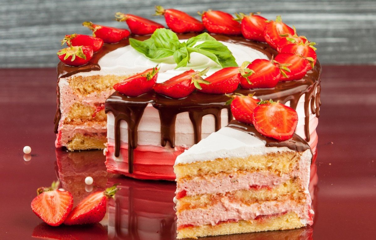 Прозрачный торт с клубникой
