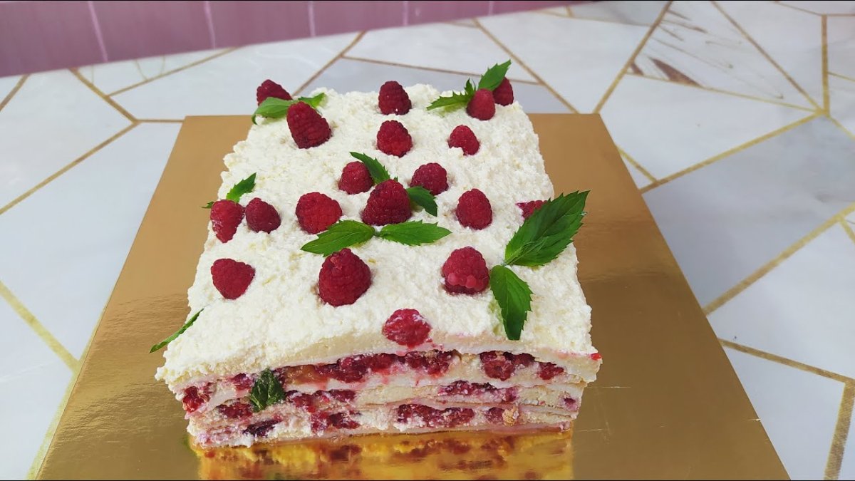 Черный торт с малиной