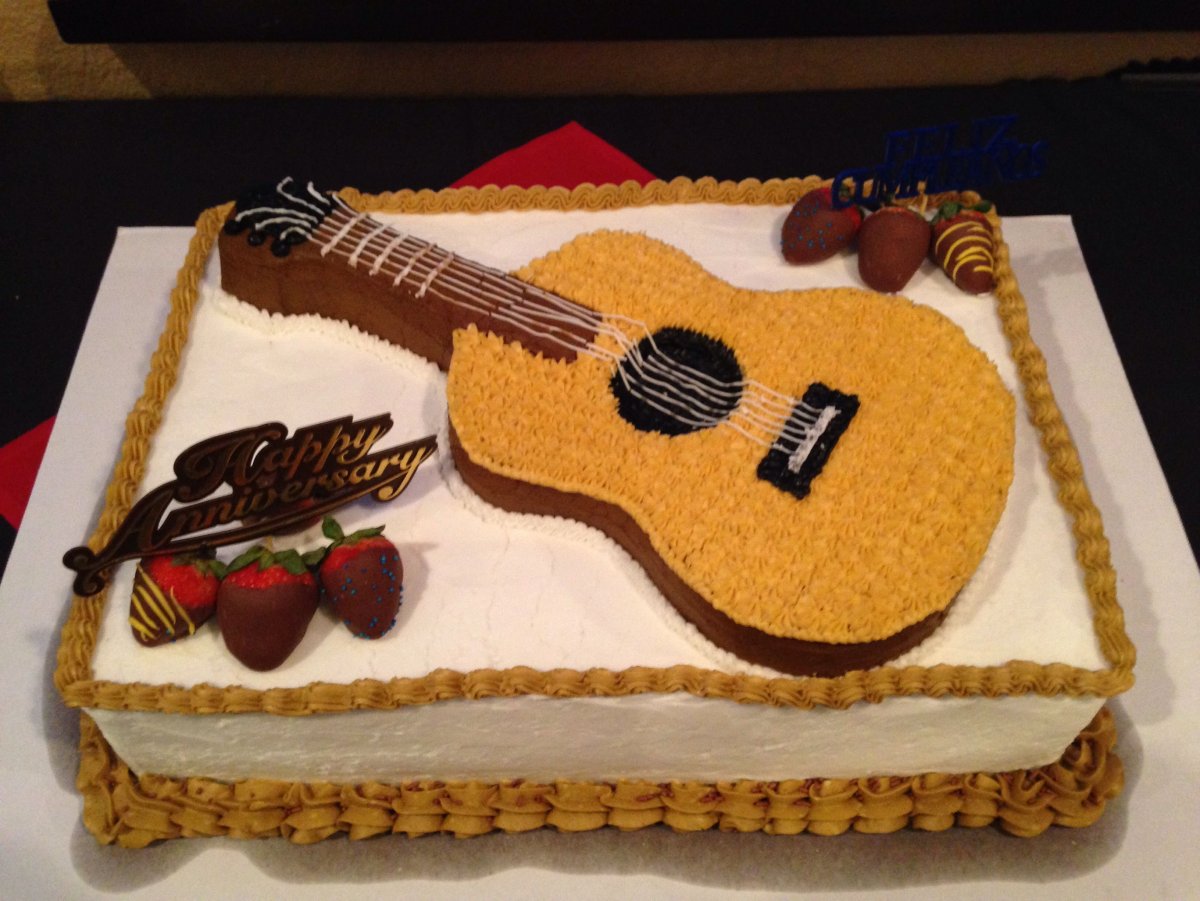 Торт с гитарой из мастики