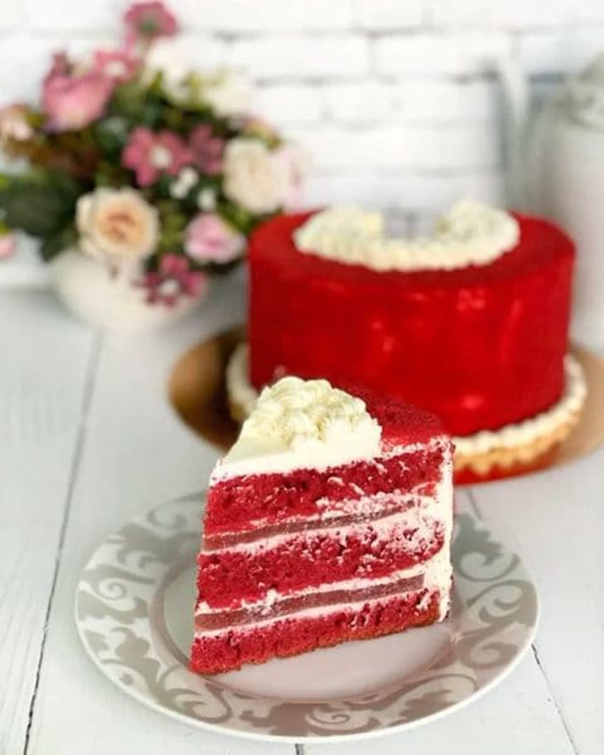 Торт с красным декором