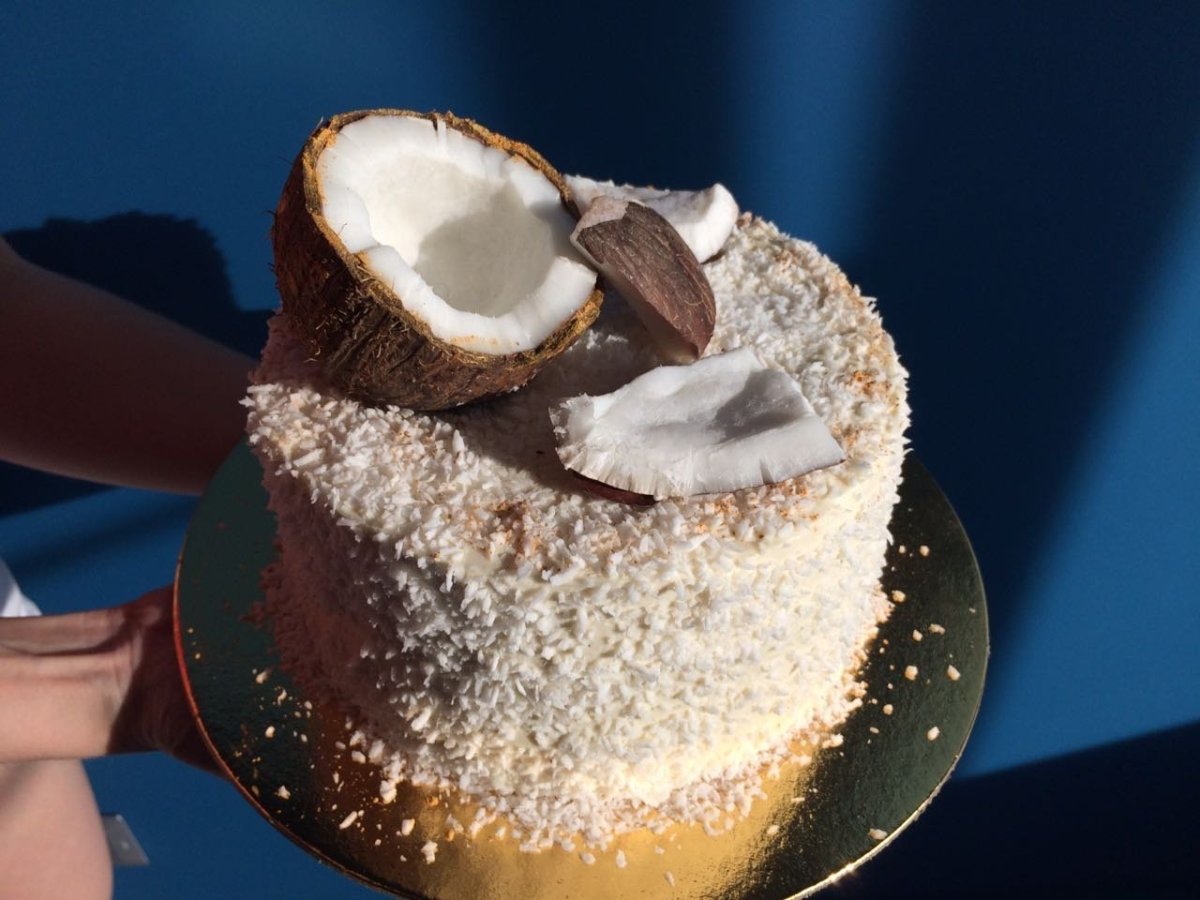 Украшение торта кокосом