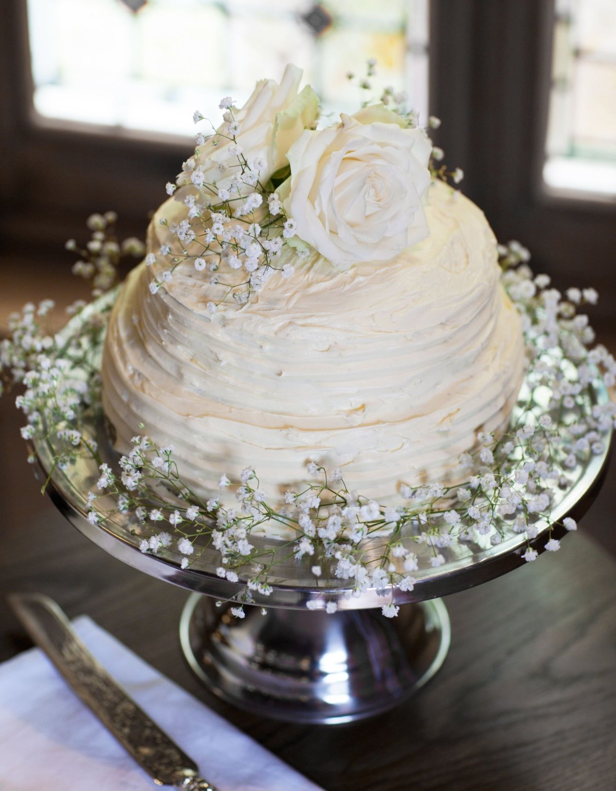 Украшение свадебного торта живыми цветами