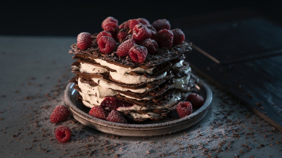 Кусочек торта с вишенкой
