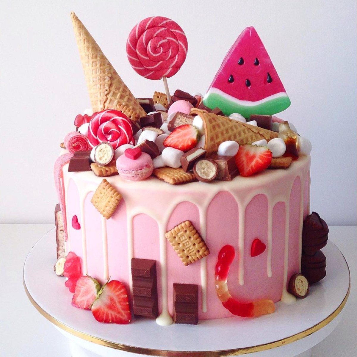 Торт с рожком и сладостями