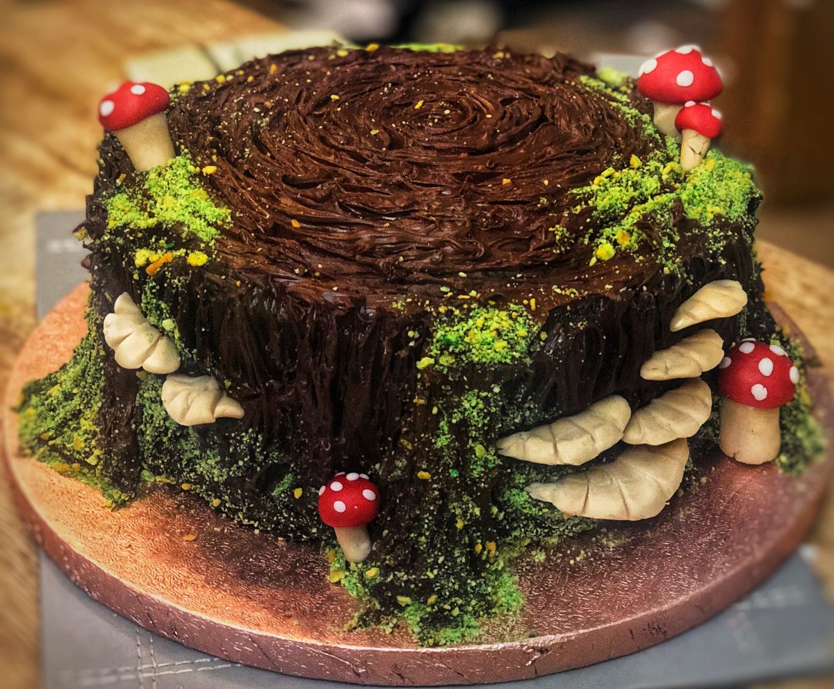 Торт и шоколадными грибами