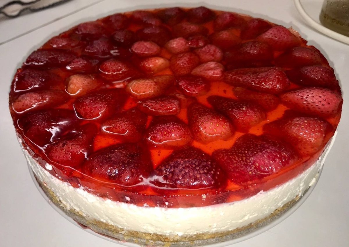 Торт с желейной заливкой и фруктами