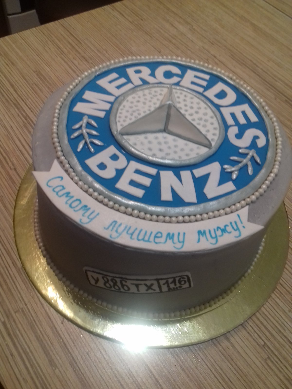 Торт с логотипом Мерседес