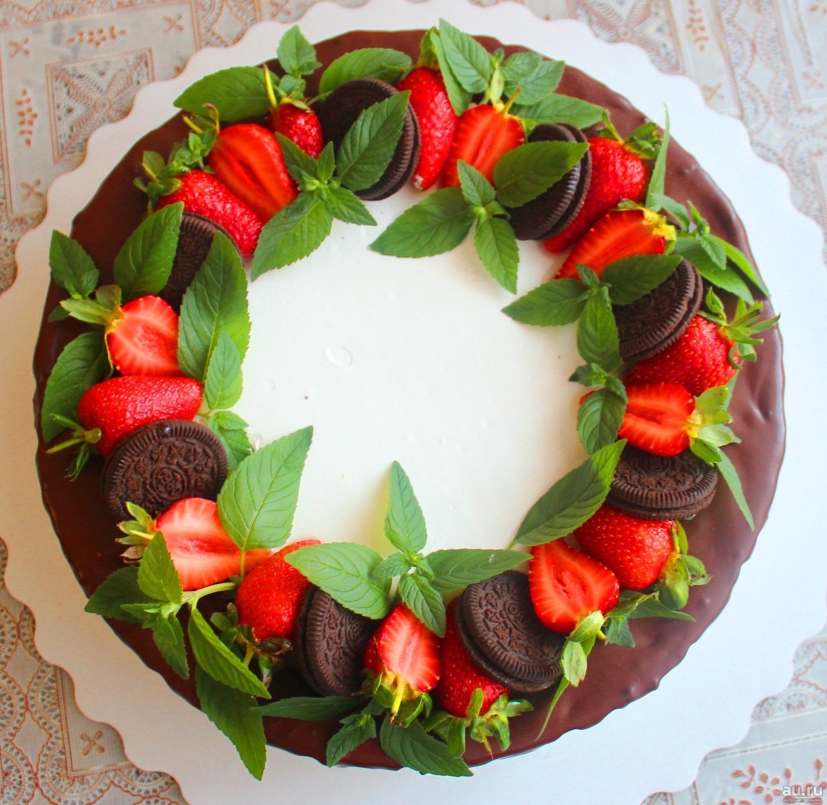 Украшениеиторта клубникой