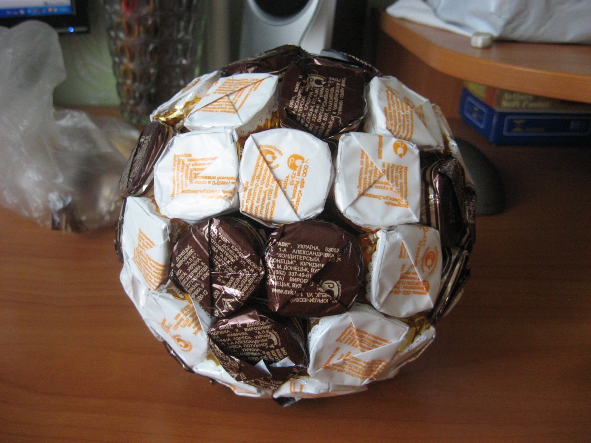 Сладкий мяч из конфет