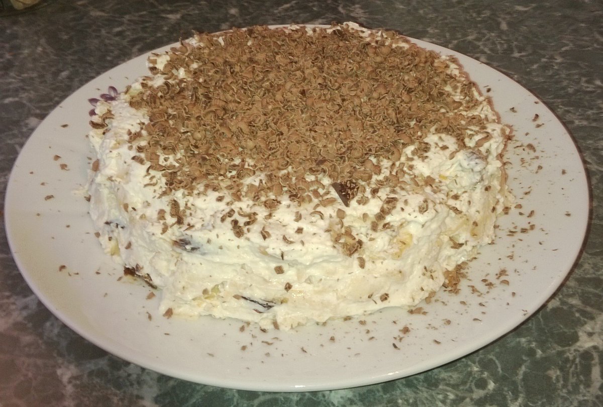 Торт с кубиками коржа и ананаса