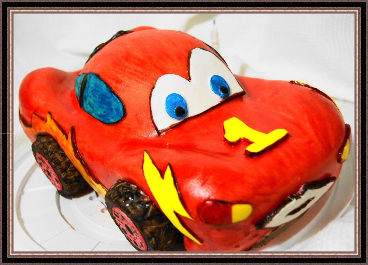 Машинка Маквин из мастики