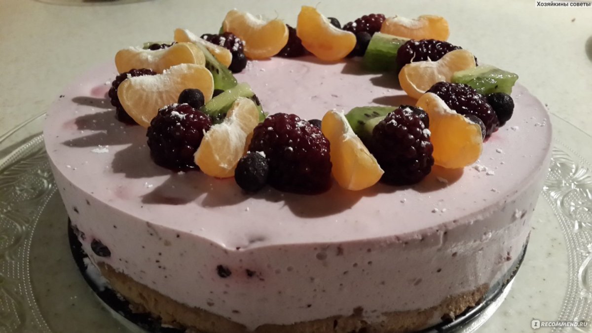 Торт с творожным кремом и ягодами