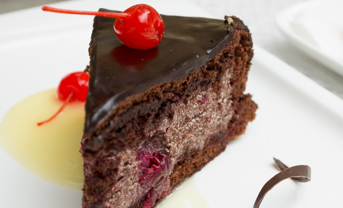 Шоколадный торт с вишней черный лес