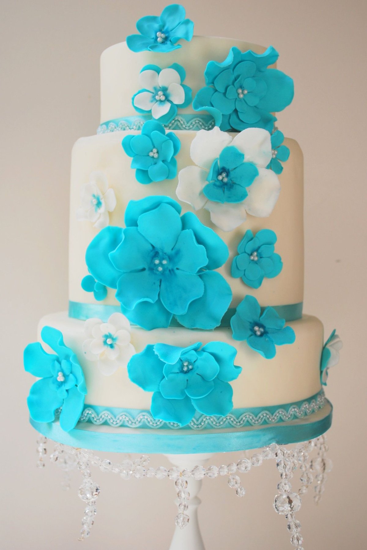 Детский торт голубого цвета