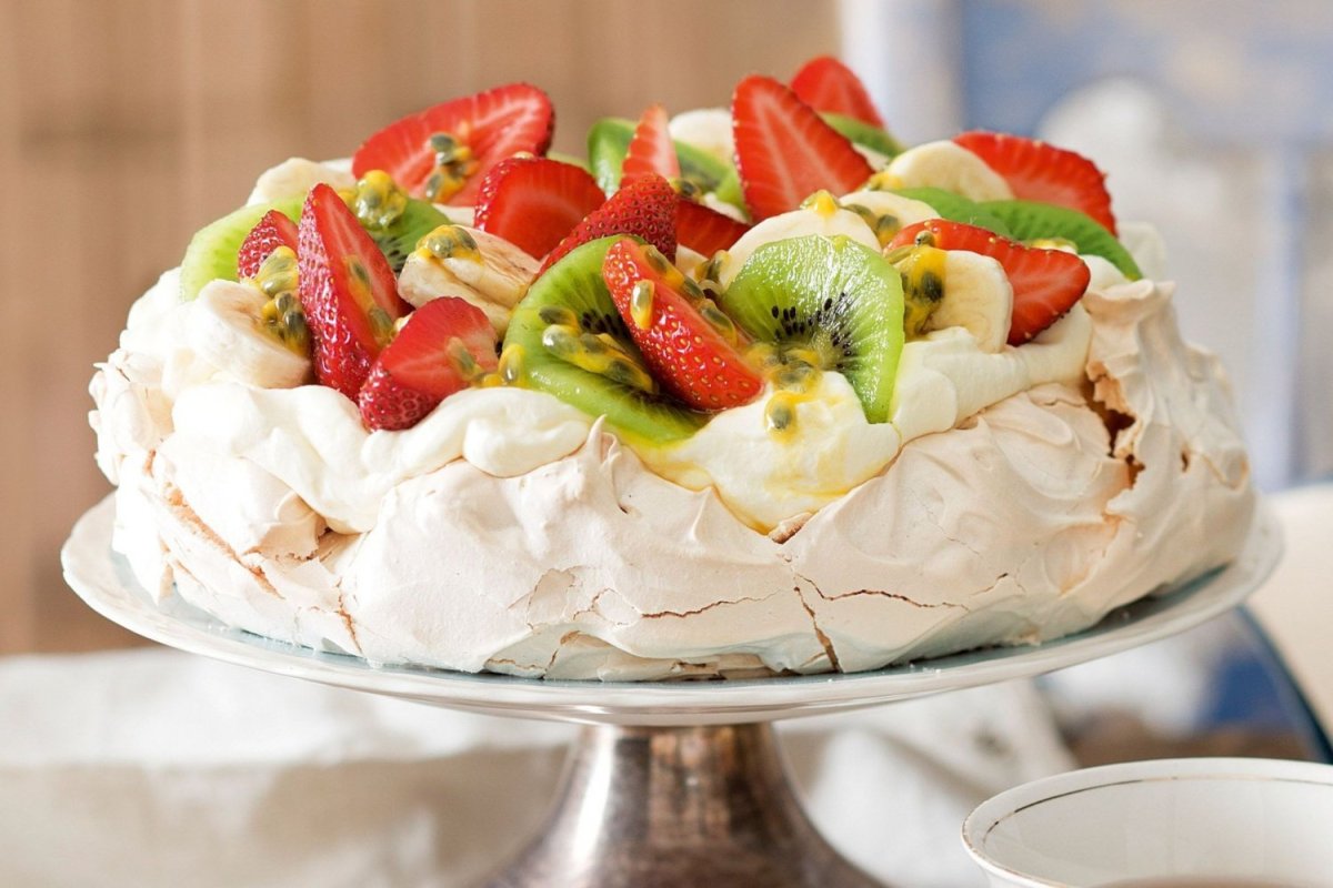 Pavlova Cake