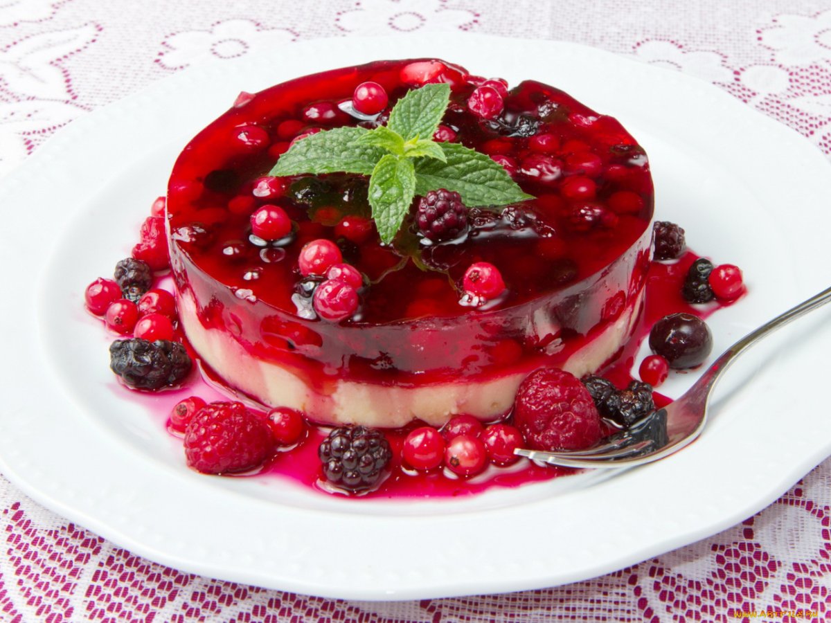 Чизкейк с клубникой и голубикой
