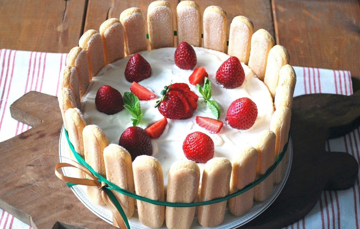 Украшение торта персиками и киви