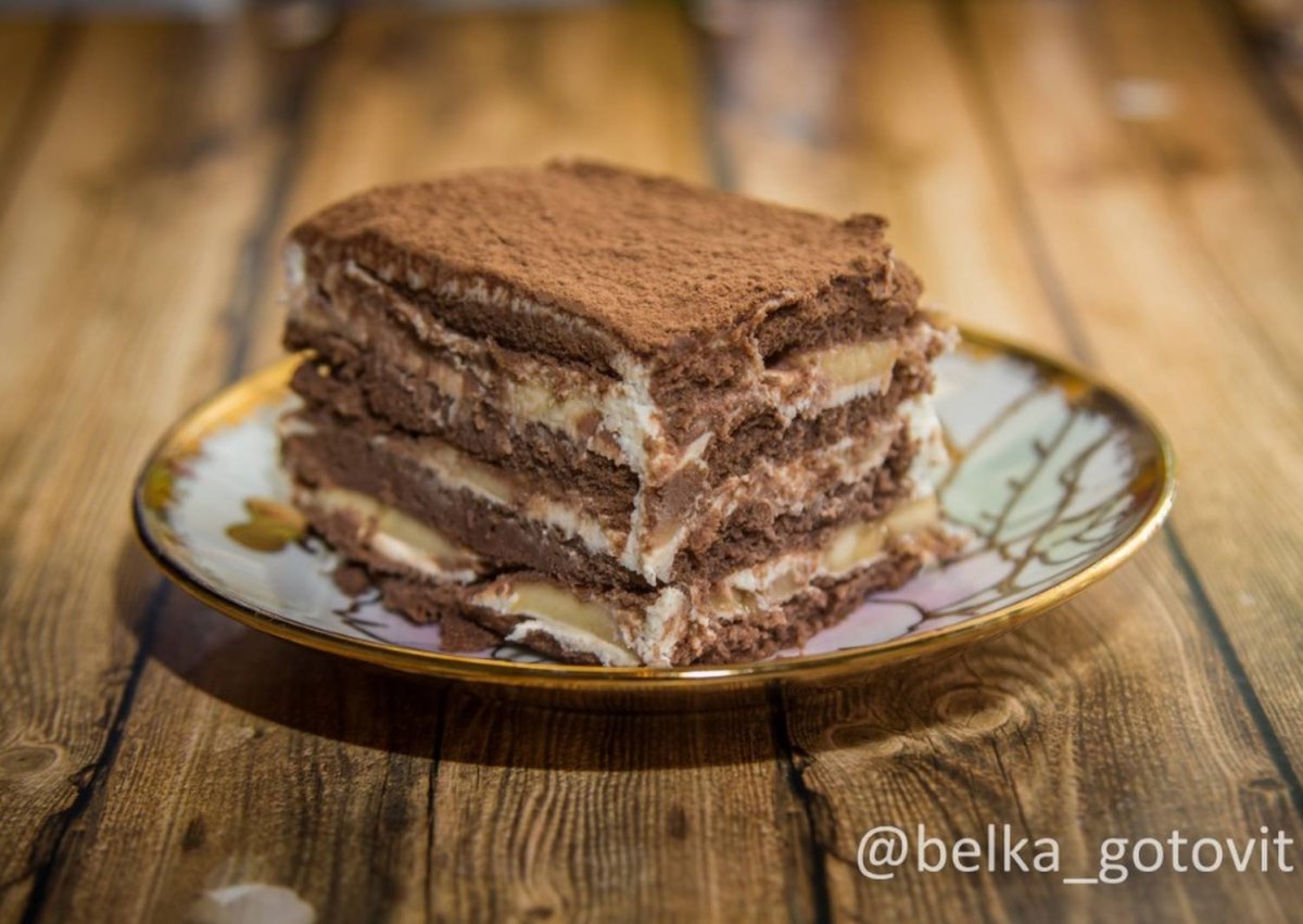 Украсить торт бананом и шоколадом